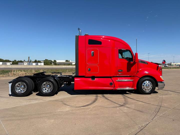 2022 Kenworth T680 76" Mid Roof Sleeper, exterior photo 6