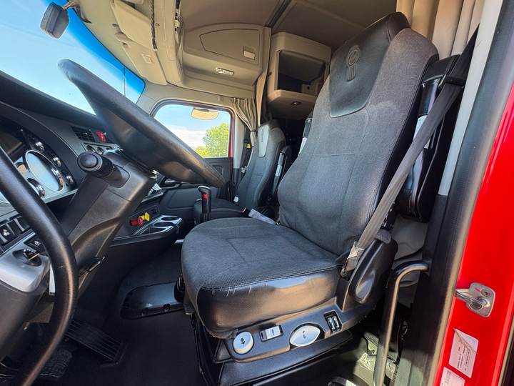 2022 Kenworth T680 76" Mid Roof Sleeper, interior photo 7