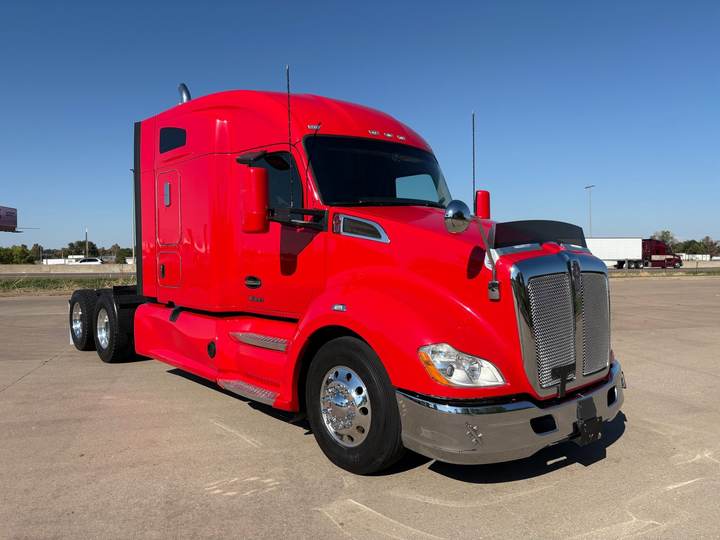 2022 Kenworth T680 76" Mid Roof Sleeper, exterior photo 1