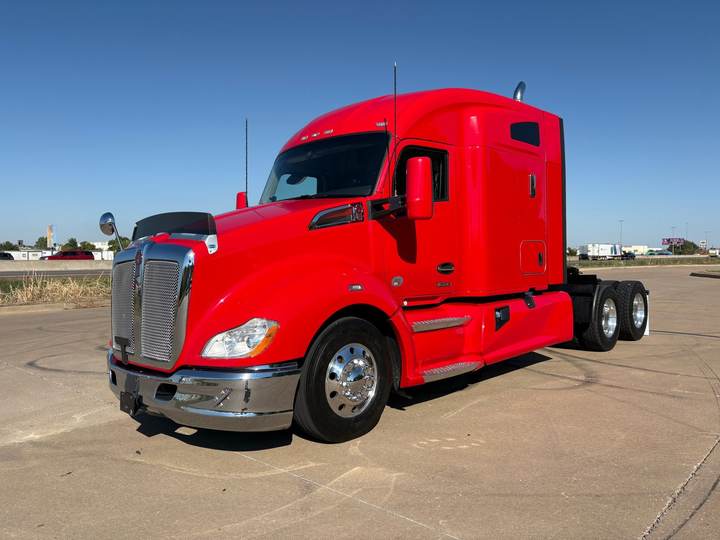 2022 Kenworth T680 76" Mid Roof Sleeper, exterior photo 2