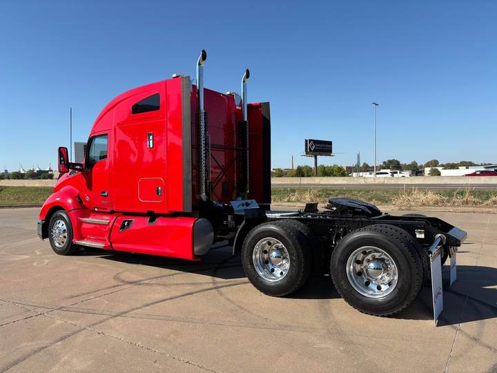 2022 Kenworth T680 76" Mid Roof Sleeper, exterior photo 4