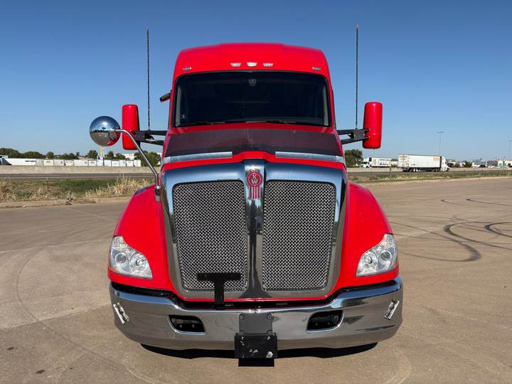 2022 Kenworth T680 76" Mid Roof Sleeper, exterior photo 5
