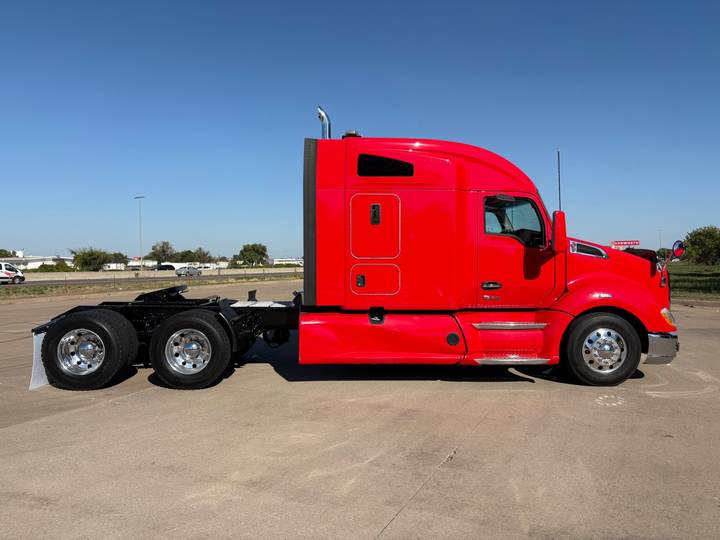 2022 Kenworth T680 76" Mid Roof Sleeper, exterior photo 6