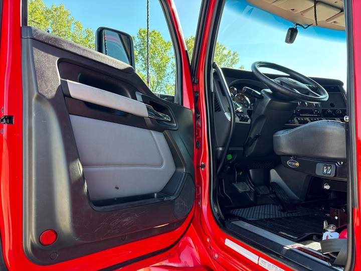 2022 Kenworth T680 76" Mid Roof Sleeper, interior photo 7