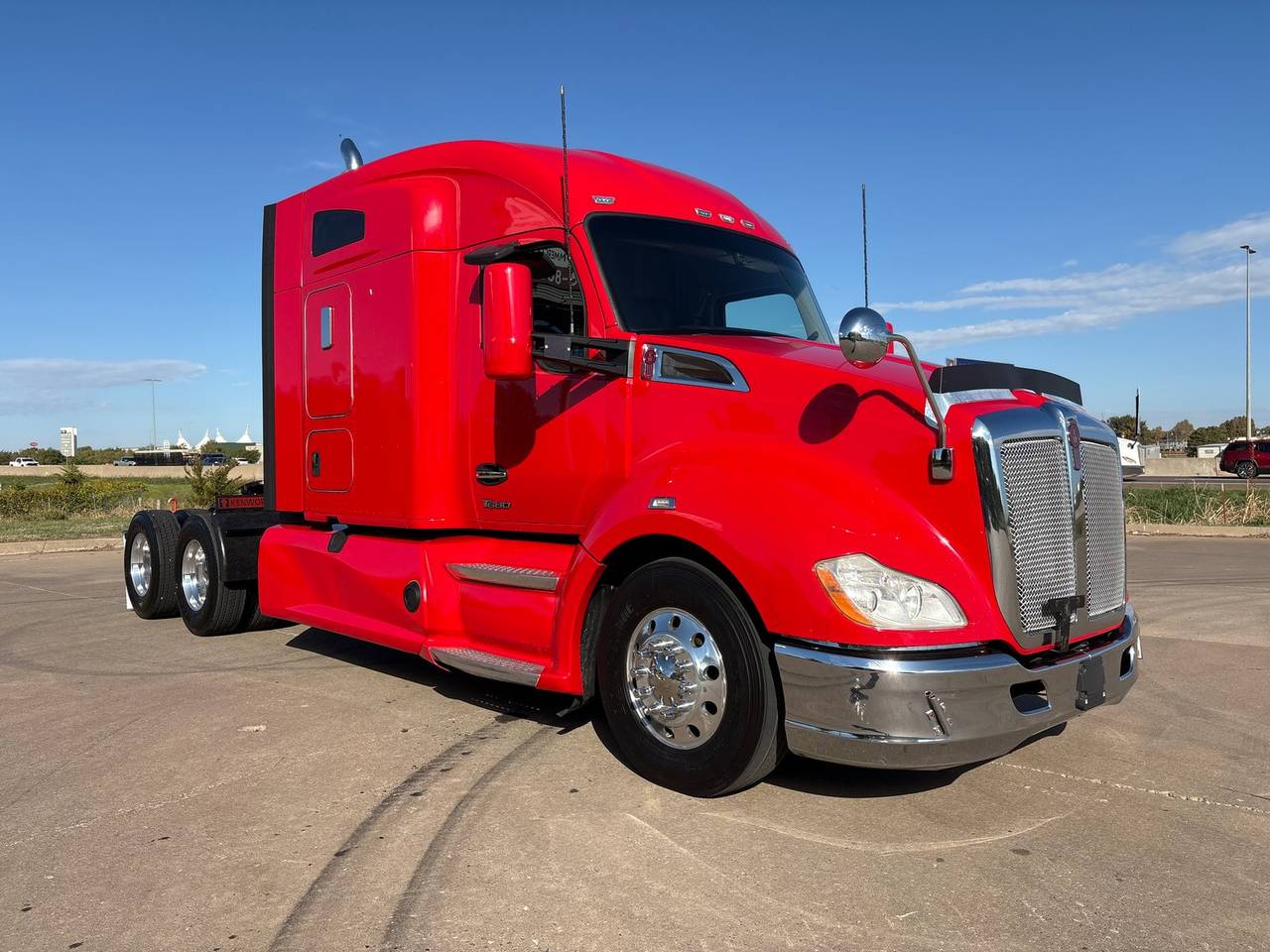 2022 Kenworth T680 76" Mid Roof Sleeper, exterior photo 1