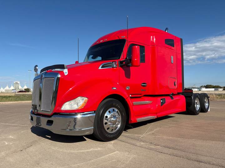 2022 Kenworth T680 76" Mid Roof Sleeper, exterior photo 2