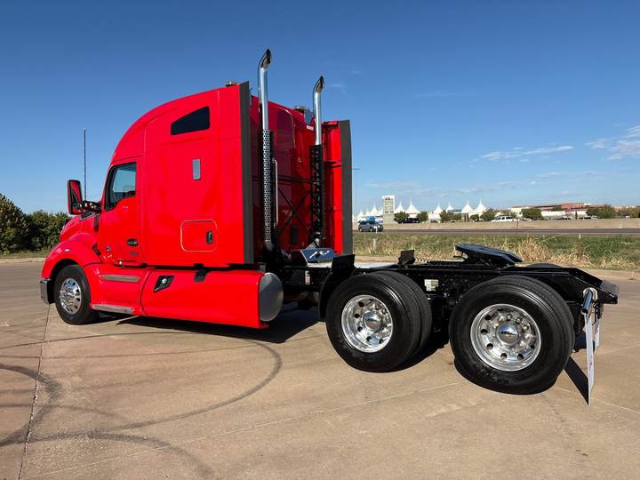 2022 Kenworth T680 76" Mid Roof Sleeper, exterior photo 4