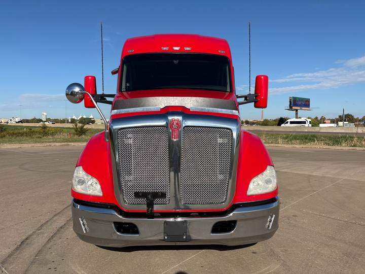 2022 Kenworth T680 76" Mid Roof Sleeper, exterior photo 5
