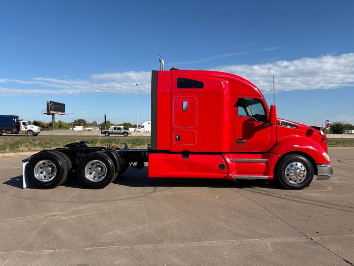 2022 Kenworth T680 76" Mid Roof Sleeper, exterior photo 6