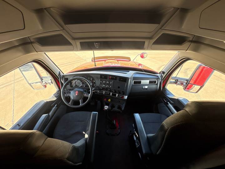 2022 Kenworth T680 76" Mid Roof Sleeper, interior photo 7