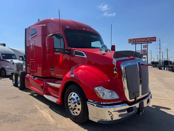 2022 Kenworth T680 76" Mid Roof Sleeper, exterior photo 1