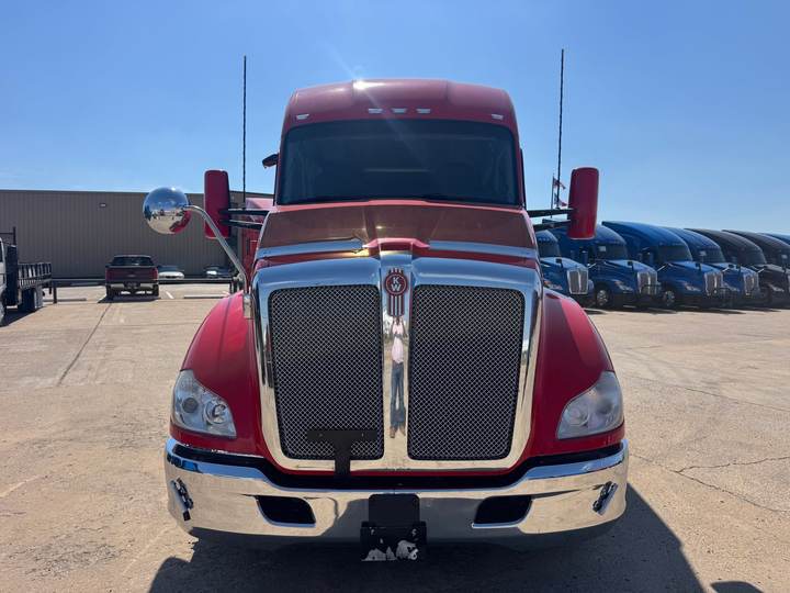 2022 Kenworth T680 76" Mid Roof Sleeper, exterior photo 3