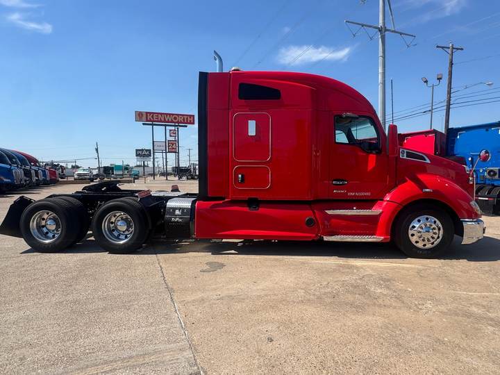 2022 Kenworth T680 76" Mid Roof Sleeper, exterior photo 4