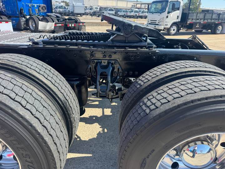 2022 Kenworth T680 76" Mid Roof Sleeper, exterior photo 6