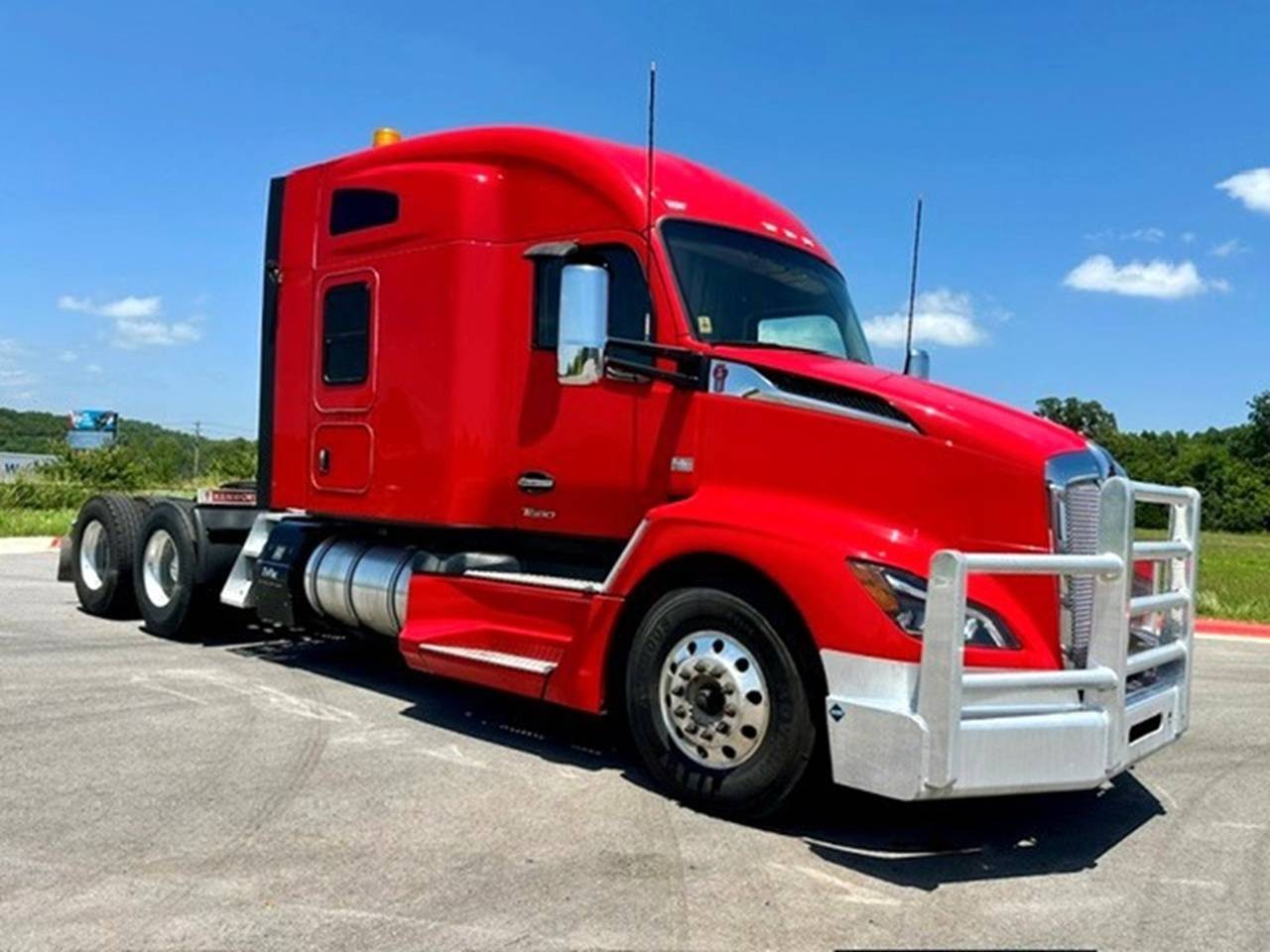 2022 Kenworth T680 76" Mid Roof Sleeper, exterior photo 1