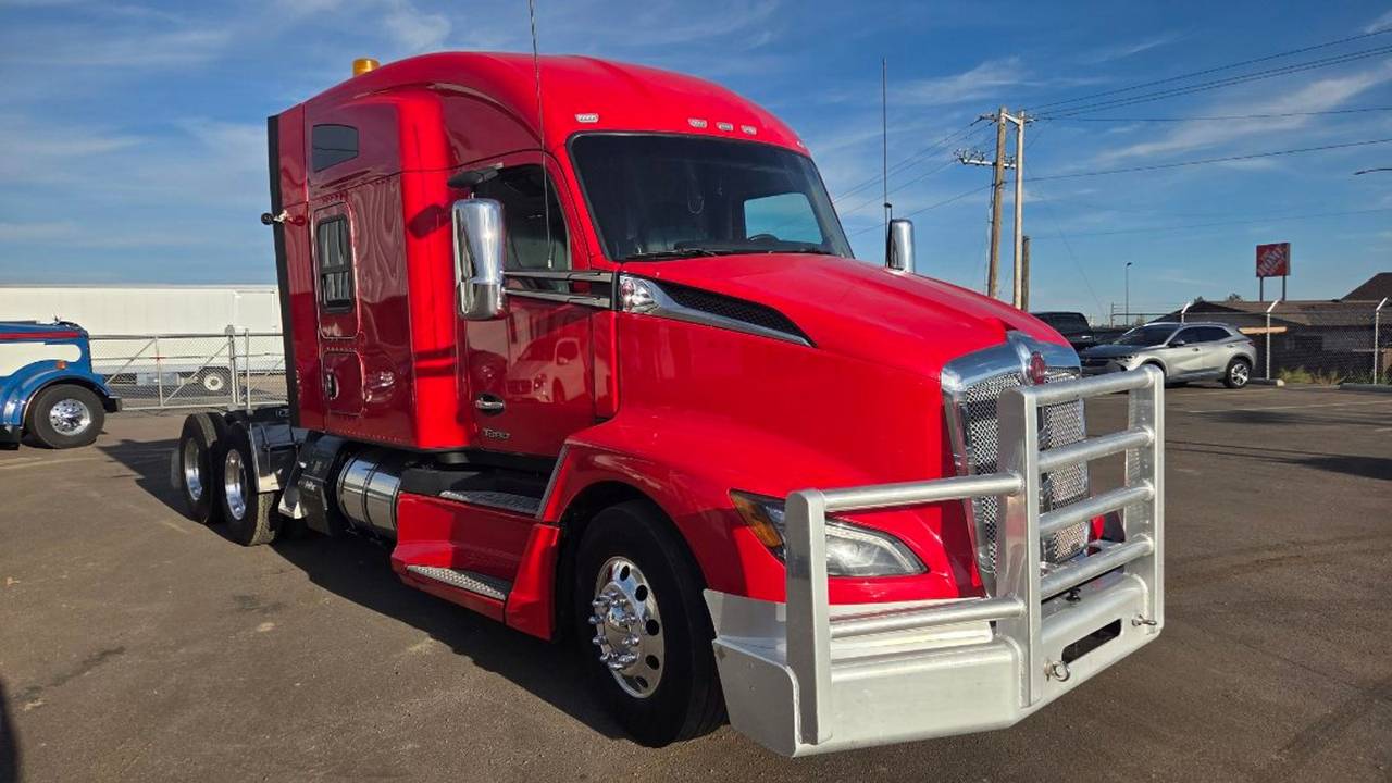 2022 Kenworth T680 76" Mid Roof Sleeper, exterior photo 1