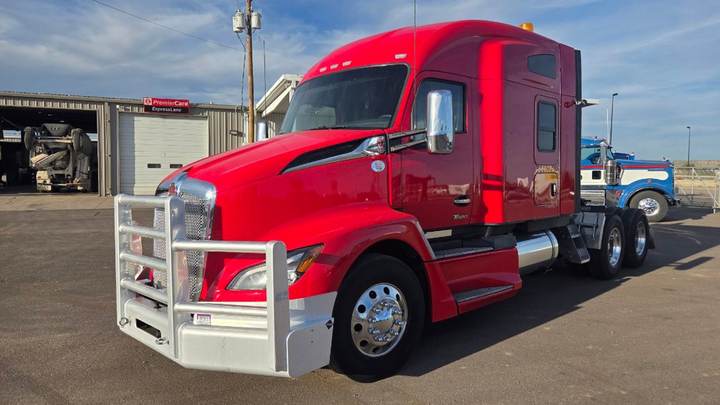 2022 Kenworth T680 76" Mid Roof Sleeper, exterior photo 2