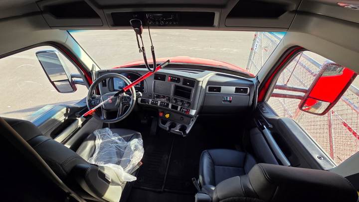 2022 Kenworth T680 76" Mid Roof Sleeper, interior photo 3
