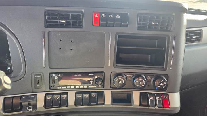 2022 Kenworth T680 76" Mid Roof Sleeper, interior photo 4