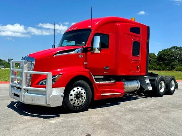 2022 Kenworth T680 76" Mid Roof Sleeper, exterior photo 2