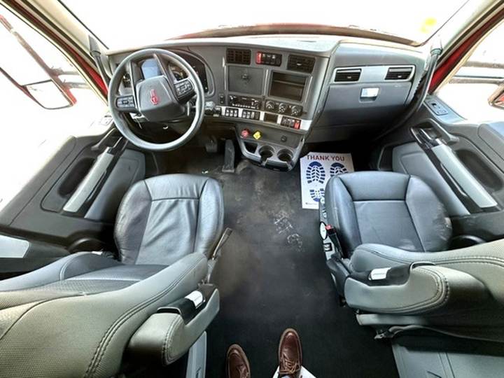 2022 Kenworth T680 76" Mid Roof Sleeper, interior photo 5