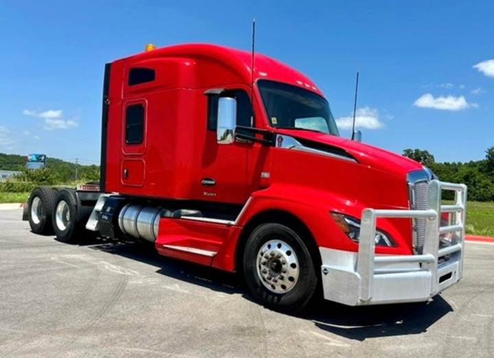 2022 Kenworth T680 76" Mid Roof Sleeper, exterior photo 1
