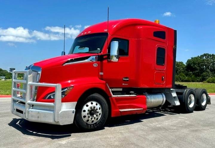 2022 Kenworth T680 76" Mid Roof Sleeper, exterior photo 2