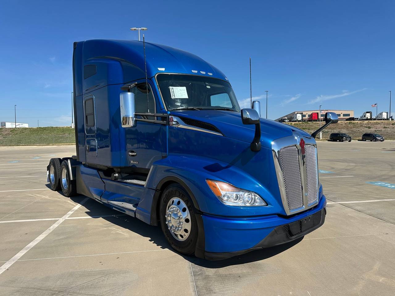 2022 Kenworth T680 76" Raised Roof Sleeper, exterior photo 1