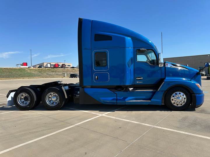 2022 Kenworth T680 76" Raised Roof Sleeper, exterior photo 2