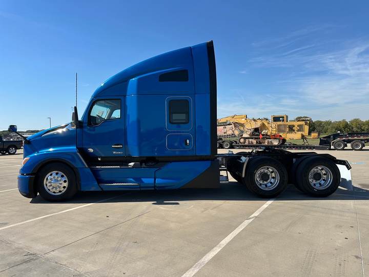2022 Kenworth T680 76" Raised Roof Sleeper, exterior photo 3
