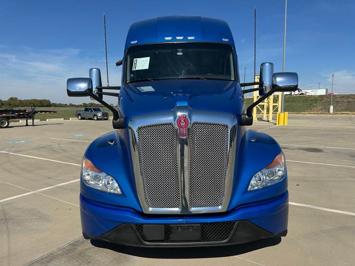 2022 Kenworth T680 76" Raised Roof Sleeper, exterior photo 5