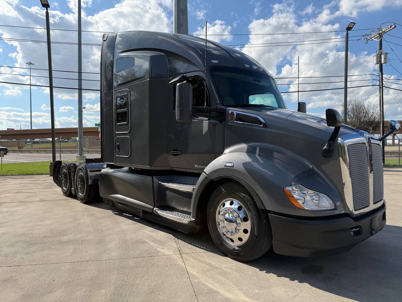 2022 Kenworth T680 76" Raised Roof Sleeper, exterior photo 1