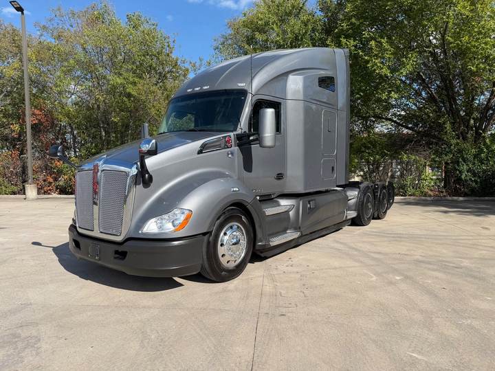 2022 Kenworth T680 76" Raised Roof Sleeper, exterior photo 2