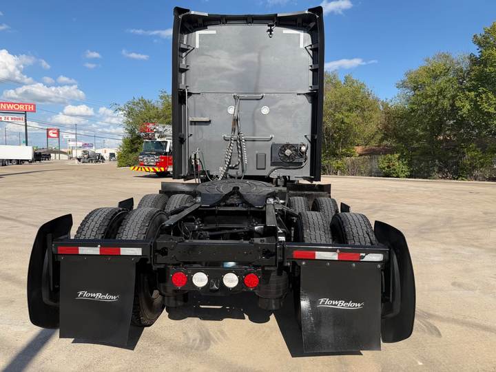2022 Kenworth T680 76" Raised Roof Sleeper, exterior photo 3