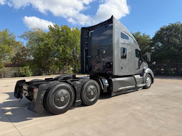 2022 Kenworth T680 76" Raised Roof Sleeper, exterior photo 4