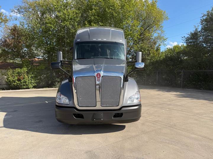 2022 Kenworth T680 76" Raised Roof Sleeper, exterior photo 5