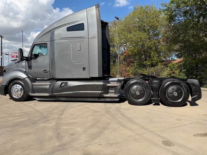 2022 Kenworth T680 76" Raised Roof Sleeper, exterior photo 6