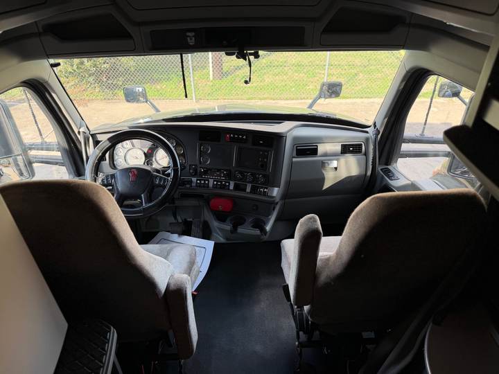 2022 Kenworth T680 76" Raised Roof Sleeper, interior photo 7