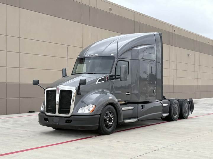 2022 Kenworth T680 76" Raised Roof Sleeper, exterior photo 1