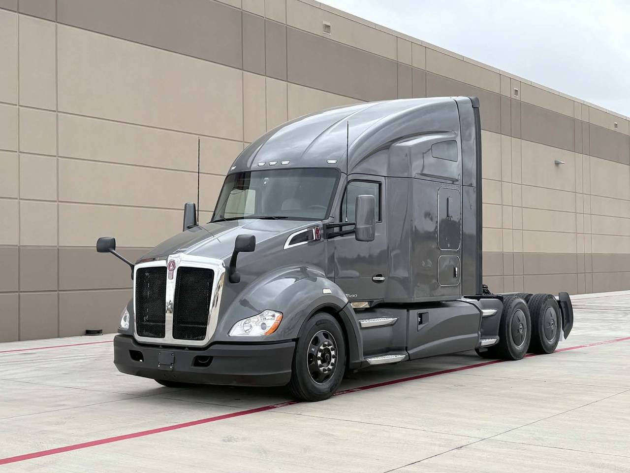 2022 Kenworth T680 76" Raised Roof Sleeper, exterior photo 1