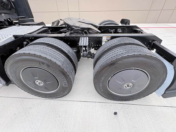 2022 Kenworth T680 76" Raised Roof Sleeper, exterior photo 2