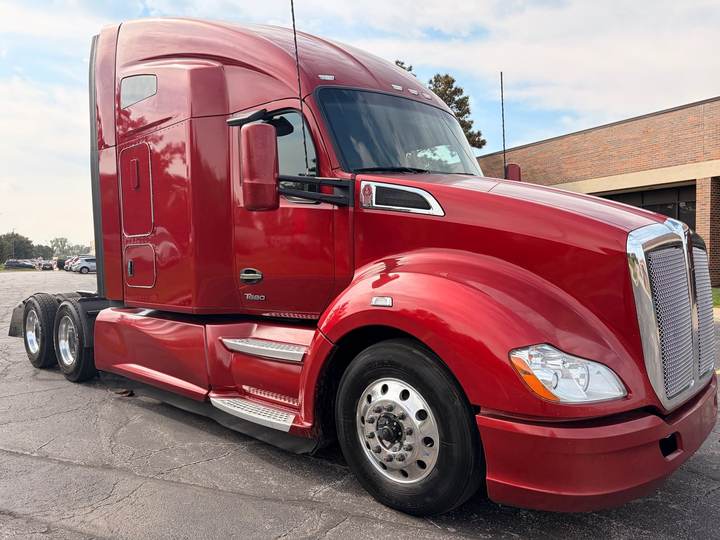 2022 Kenworth T680 76" Raised Roof Sleeper, exterior photo 1