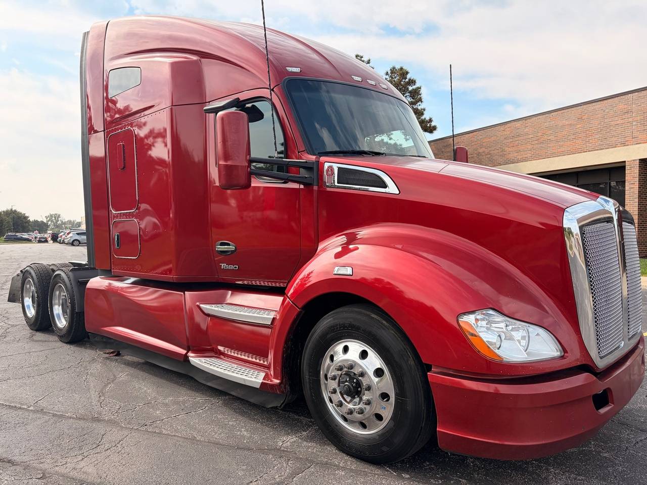 2022 Kenworth T680 76" Raised Roof Sleeper, exterior photo 1