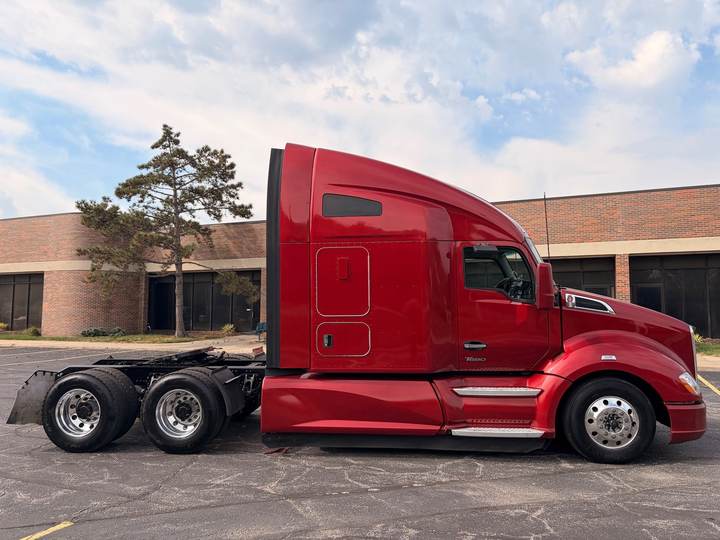 2022 Kenworth T680 76" Raised Roof Sleeper, exterior photo 2