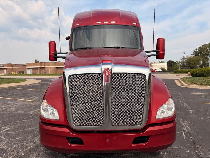 2022 Kenworth T680 76" Raised Roof Sleeper, exterior photo 3