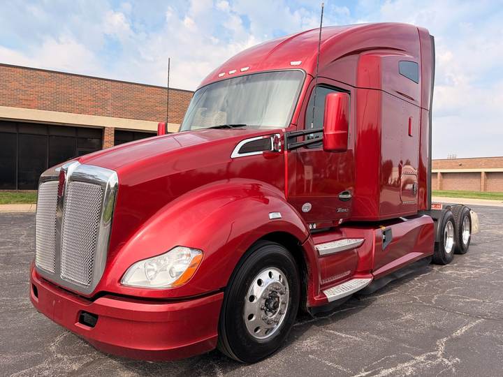 2022 Kenworth T680 76" Raised Roof Sleeper, exterior photo 4
