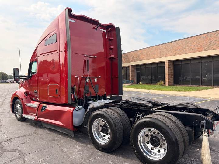 2022 Kenworth T680 76" Raised Roof Sleeper, exterior photo 5