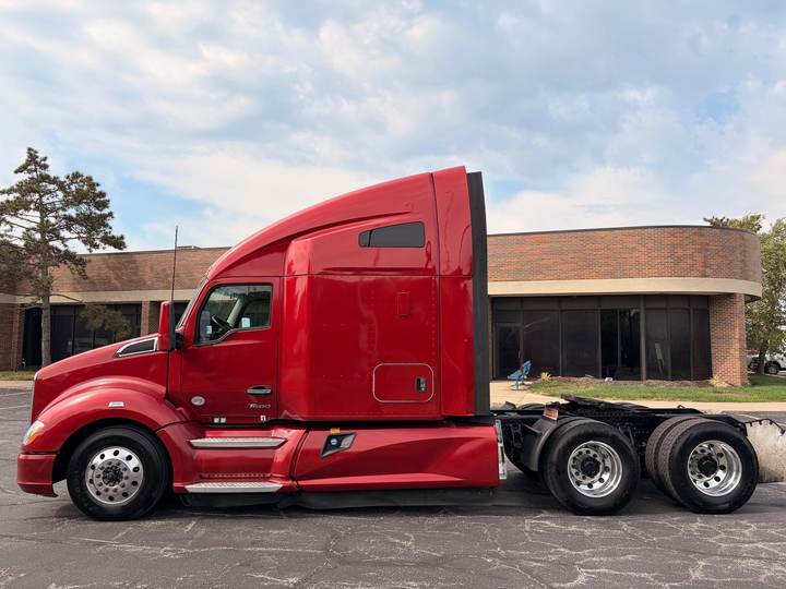 2022 Kenworth T680 76" Raised Roof Sleeper, exterior photo 6
