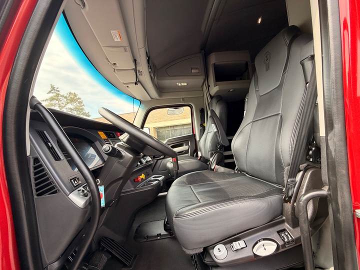 2022 Kenworth T680 76" Raised Roof Sleeper, interior photo 7