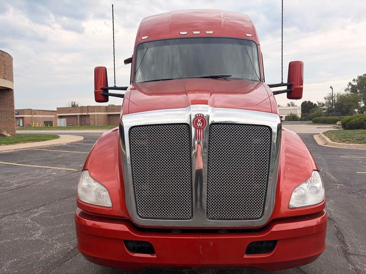 2022 Kenworth T680 76" Raised Roof Sleeper, exterior photo 2